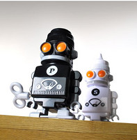 SUCK UK Salt and Pepper Robot Shakers 调料罐