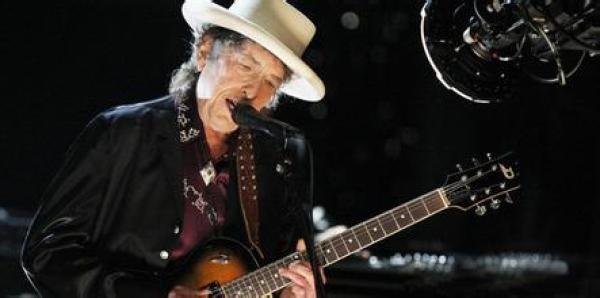 九点夜读:琴弦上的诗歌--美国民谣诗人鲍勃·迪伦荣获2016年诺贝尔文学奖 代表作品推荐_每日播报_什么值得买