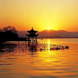 2月出行:石家庄-杭州4日往返含税机票+首晚酒