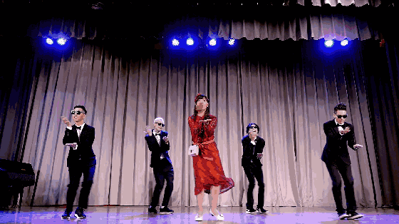1,还能在微信上见到她的各种表情包,就连本尊也开玩笑说朱碧石比我还