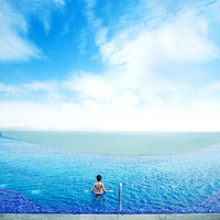 酒店特惠：三亚海景新爆款！享1200㎡顶层无边泳池+70米高空悬挑透明泳池