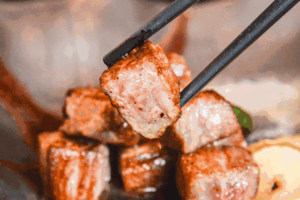 酒店房食奶动态 一个吃奶两个下面