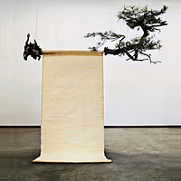 高端秀：《一棵松》郭工｜樹木等綜合材料｜80 x 120 x 2 cm