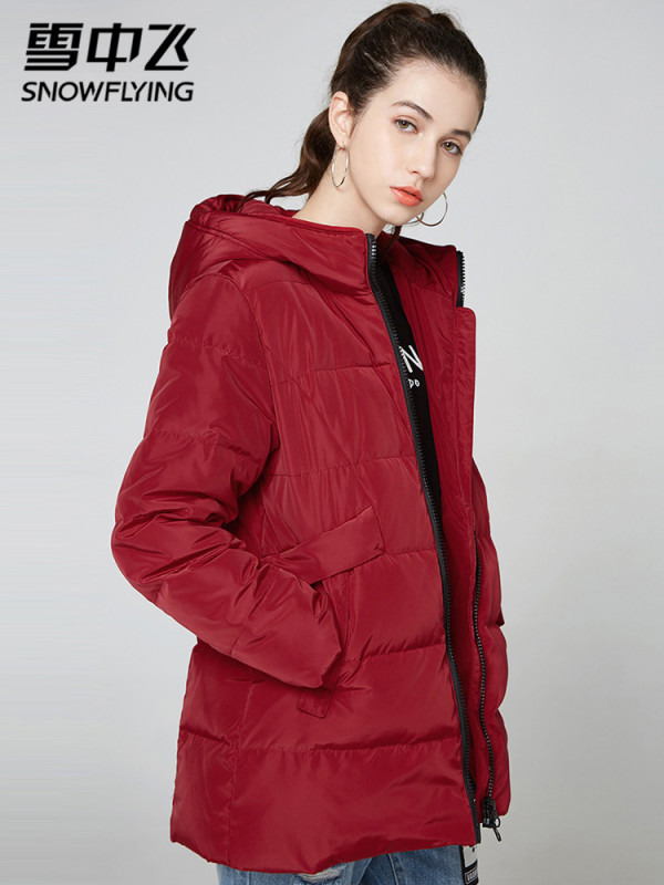 商品雪中飞秋冬新款反季羽绒服女中长款连帽加大加厚纯色休闲妈妈外套