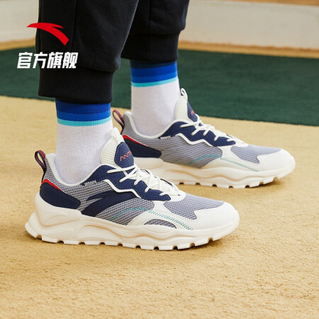 安踏运动跑鞋