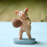 真自在可爱小猪摆件猪年七夕节生日礼物读书动物树脂装饰精致送男生女生创意摆件 坐礼物上的小猪 打篮球小猪