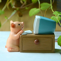 真自在可爱小猪摆件猪年七夕节生日礼物读书动物树脂装饰精致送男生女生创意摆件 坐礼物上的小猪 用电脑的小猪