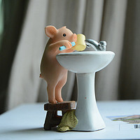 真自在可爱小猪摆件猪年七夕节生日礼物读书动物树脂装饰精致送男生女生创意摆件 坐礼物上的小猪 小小猪在洗漱
