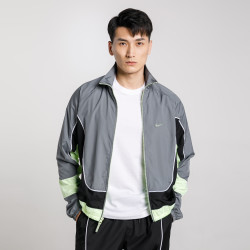 nike耐克轻盈防风男款时尚舒适拼接长袖外套吊牌价649元