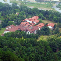 武夷山大王峰下！周末不加价！武夷山庄(武夷山景区武夷宫店) 园景泉水淋浴双床房1晚