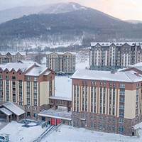 可滑雪可泡汤，同时拥有两种冬天的快乐！北大湖山湖居酒店 高级大床房1晚+双早+1-2人滑雪套餐+成人极乐汤温泉权益