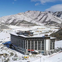 含雪票！雪季周中不加价！崇礼翠云山皇冠假日度假酒店 豪华山景房1晚套餐（含2大1小早餐+2大1小雪票等）