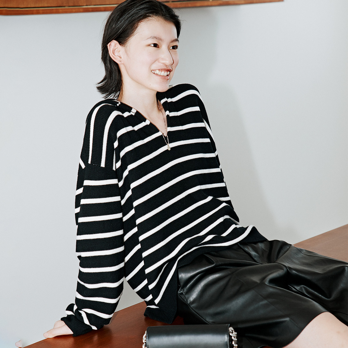 MO&Co. 摩安珂 V领海军风条纹针织衫女装