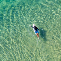 冲浪遛娃两不误，周末不加价！陵水香水湾夏日冲浪度假酒店 豪华海湾大床房 4晚连住（含双早+水上摩托等水上体验+丰富亲子活动）