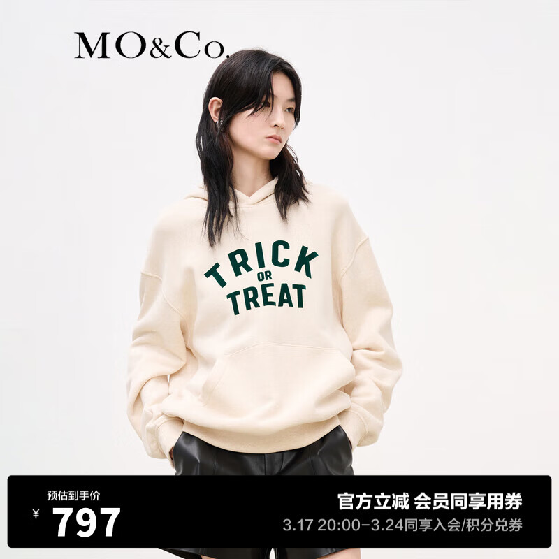 MO&Co.【美拉德】 HOT STUFF小恶魔棉质连帽卫衣元气风短款卫衣女 米驼色-第2批 M/165