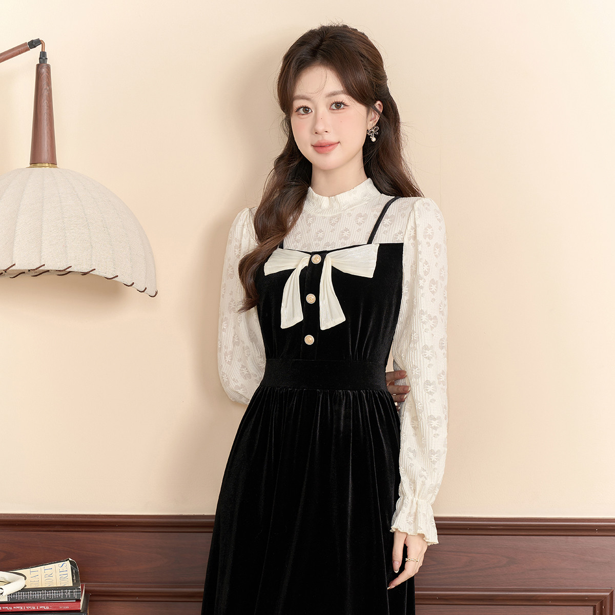 丝绒高级感连衣裙女秋冬2024法式温柔气质显瘦减龄收腰长裙子