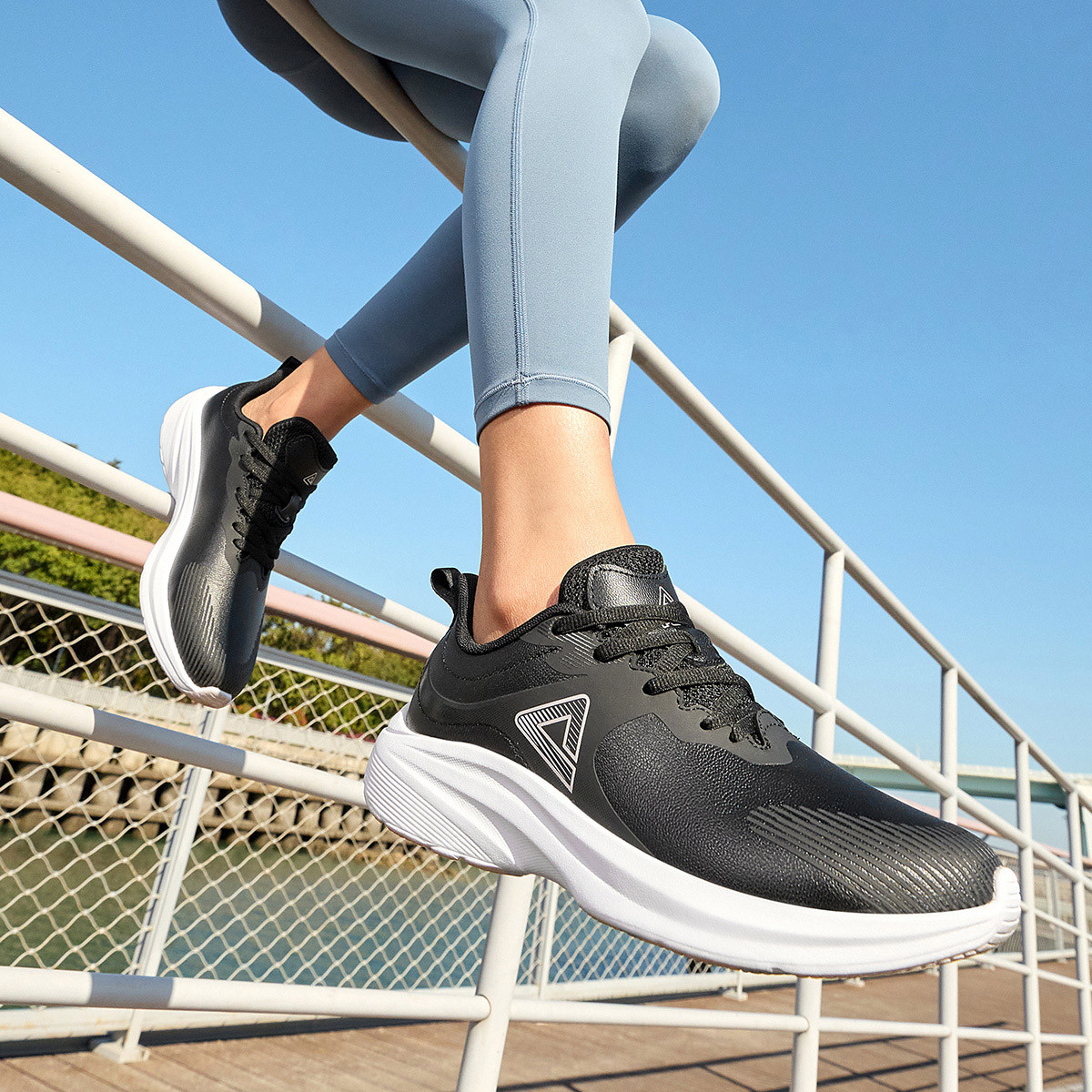 休闲革面跑鞋冬季款轻软回弹耐磨跑步鞋男减震运动鞋女