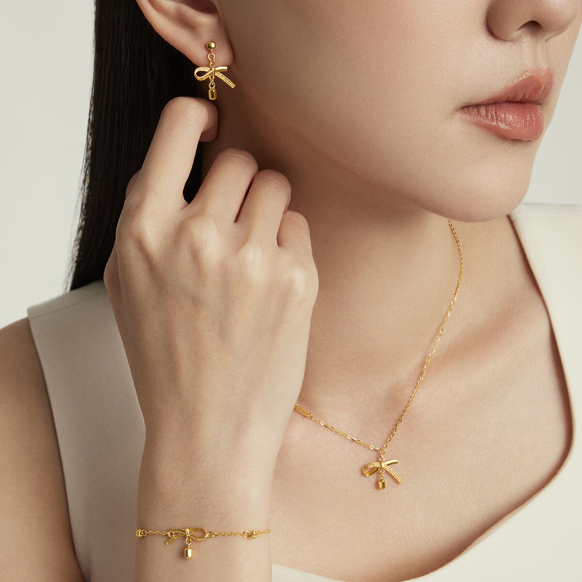 周大福 蝴蝶结 手链(工费280)  EOF1388 520