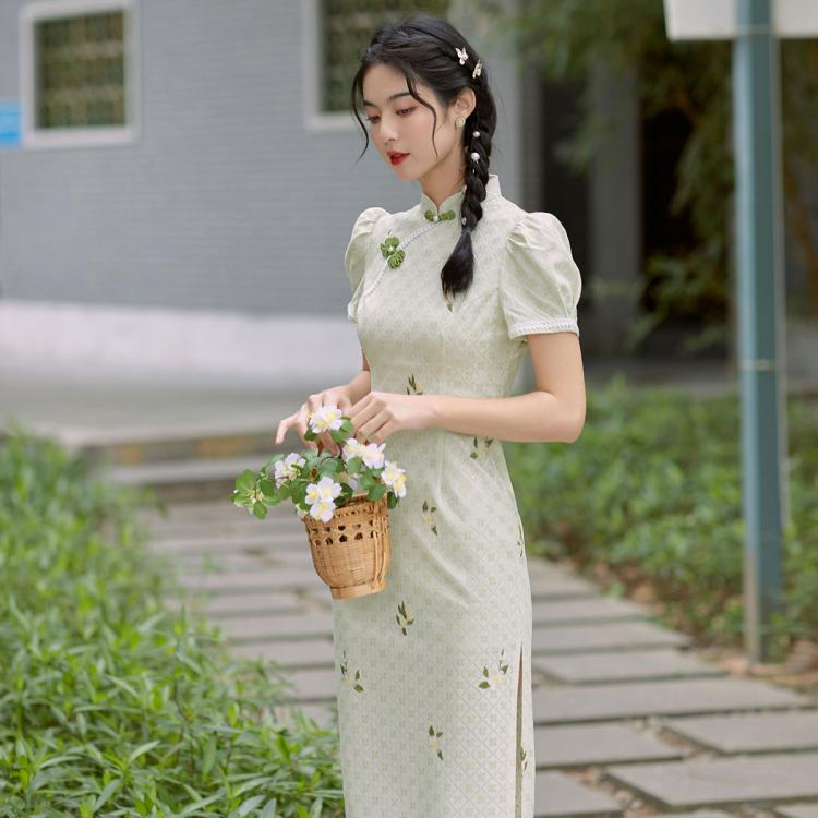 改良版国风旗袍女气质年轻款修身文艺绣花淑女连衣裙