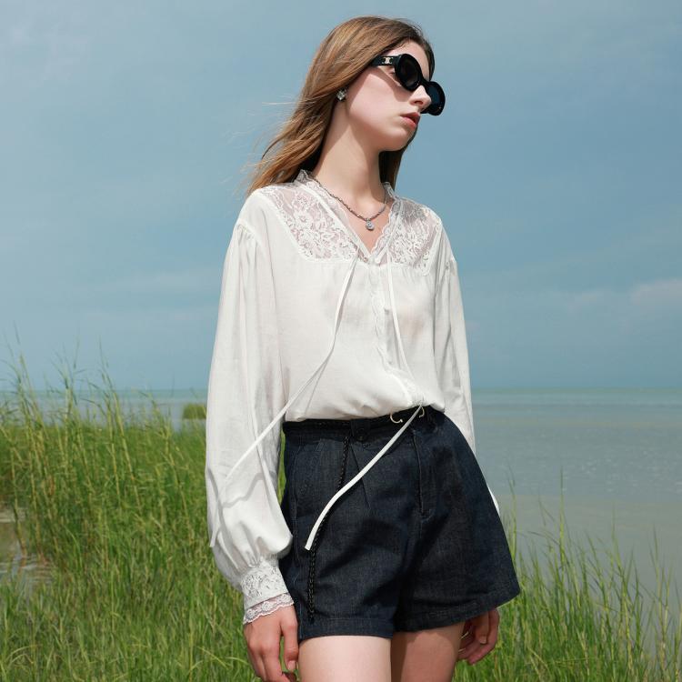 三彩 【ibudu系列】2025秋季法式V领系带蕾丝拼接宽松小衫女