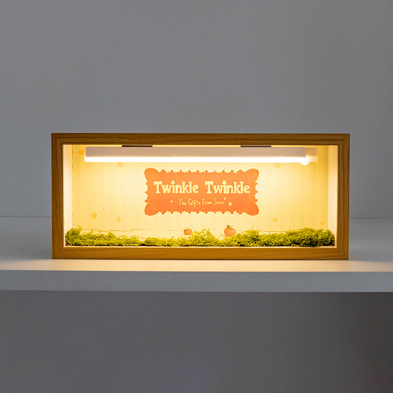 泡泡玛特我们都是星星人系列盲盒收纳展示夜间感应灯苔藓造景相框 放5个 内部尺寸：36x14cm 内部厚度7.2cm(不含玩偶）