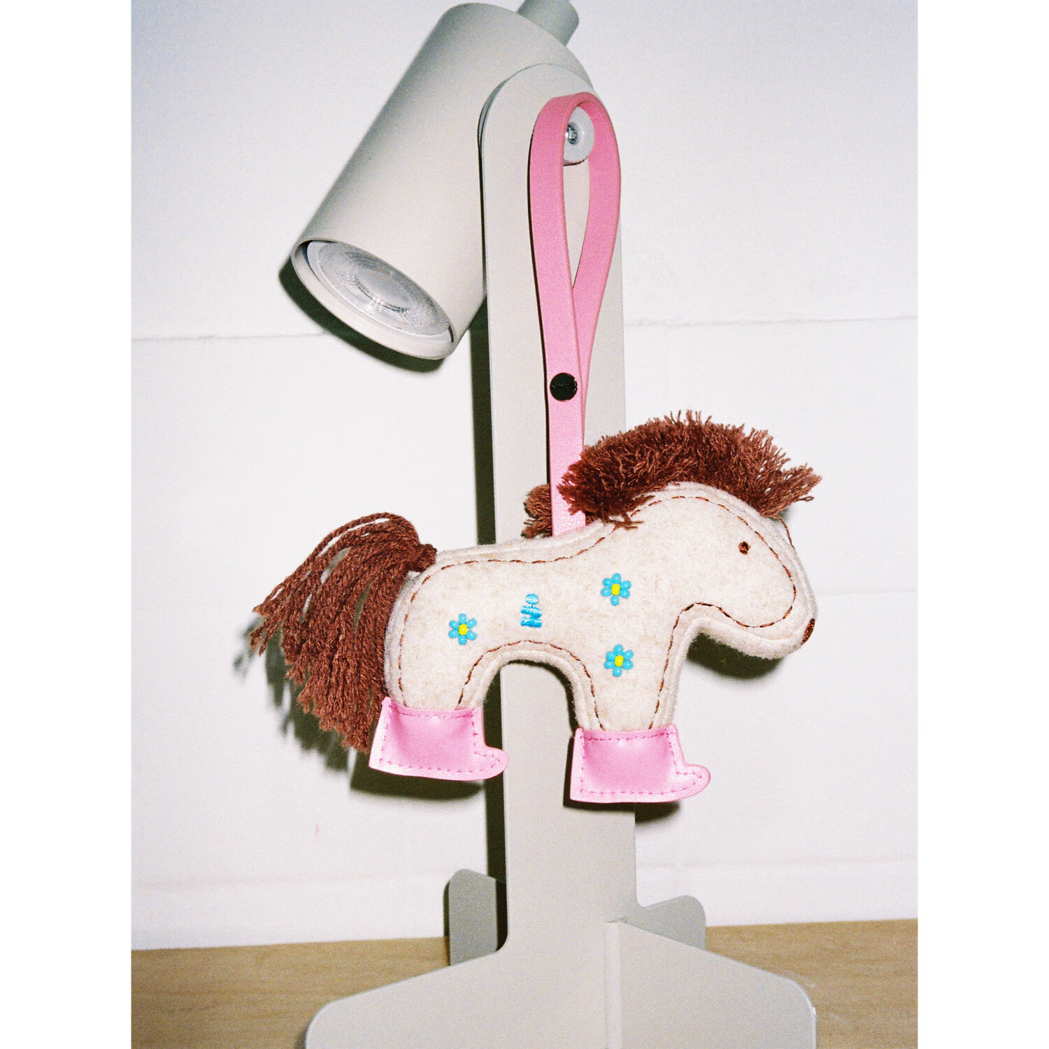 Tagi.《小马Magi》布艺小马挂件可爱创意包配饰挂饰卡通箱包挂件 榛果小马