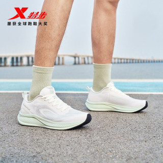 特步 男款跑步鞋