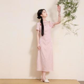 三彩 2026夏季新中式淡粉连衣裙显瘦藏肉遮肚子大码