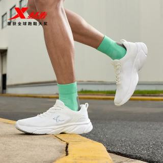 特步 男款跑步鞋