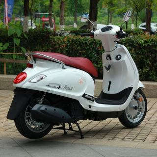 SYM 三阳飞度150 踏板燃油摩托车 复古安全通勤水冷品质稳定 闪亮白