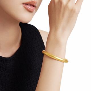周大福 沙面泥鳅背足金黄金手镯女EOF2083 生日礼物 56mm 约25.86g计价(工费860)