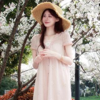 限尺码：泽灵 假两件刺绣粉色连衣裙甜美减龄V领宽松长裙子女
