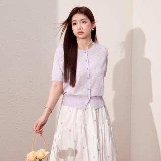 蓝语 温柔轻薄绣花短袖上衣大码女装2026夏季款显瘦圆领开叉针织衫