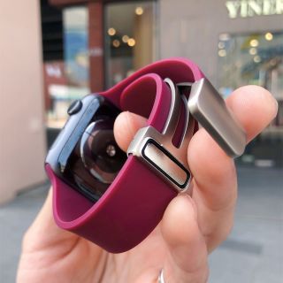 适用iwatchs11苹果手表带磁吸折叠扣applewatch8/6/5/se3硅胶腕带
