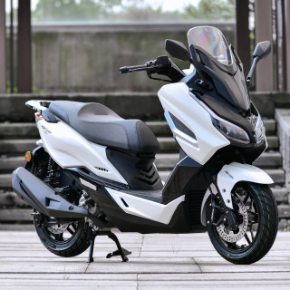 南方摩托 南方飞鲨250踏板燃油摩托车2026款全智能水冷大空间超长续航代步白色