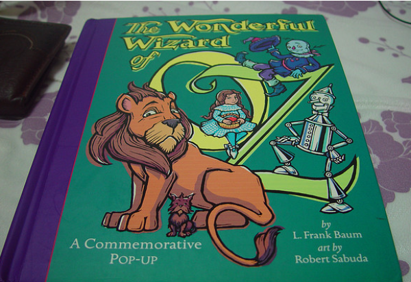 《The Wonderful Wizard of Oz: A Commemorative Pop-up》绿野仙踪立体书