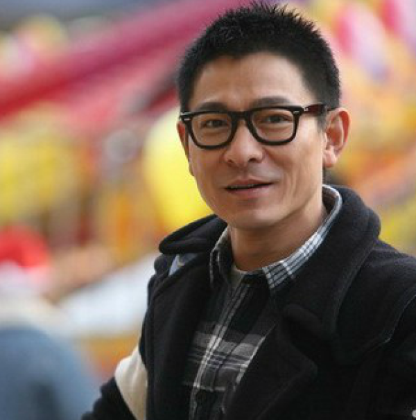 刘德华的雷朋:镜框总宽130mm,镜面宽度52mm,鼻梁宽度18mm.