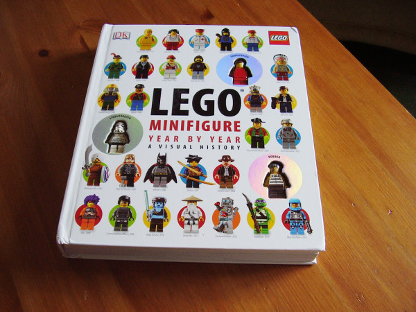 LEGO Minifigures Year by Year A Visual History 乐高人仔百科（2013款、送3个人仔）*2