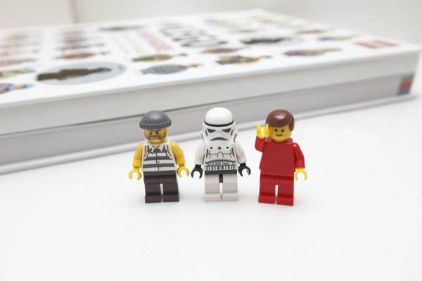 LEGO Minifigures Year by Year A Visual History 乐高人仔百科（2013款、送3个人仔）*2