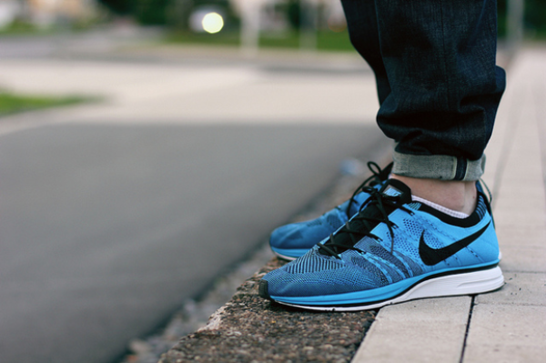 Nike Flyknit Trainer+ 轻量竞速型跑鞋 蓝白/蓝粉配色