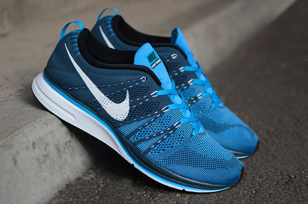 Nike Flyknit Trainer+ 轻量竞速型跑鞋 蓝白/蓝粉配色