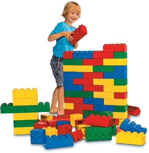 孩子站在这套LEGO附近，比例类似于LEGO小人之于普通LEGO砖