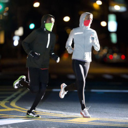 这些跑鞋能伴你安全夜跑