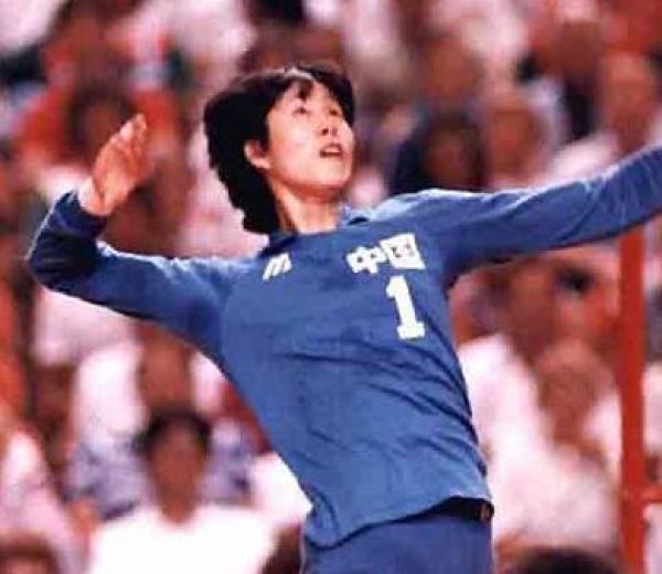 女排精神：12年坚持，梦想终实现，郎平32年后再率队夺金