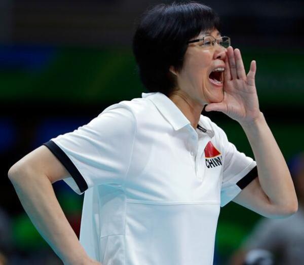 女排精神：12年坚持，梦想终实现，郎平32年后再率队夺金