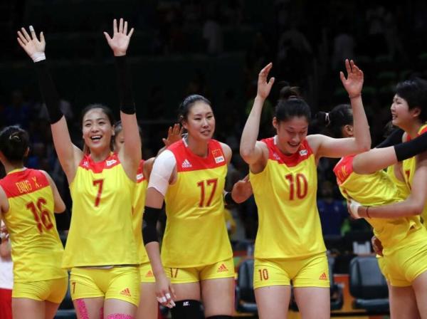 女排精神：12年坚持，梦想终实现，郎平32年后再率队夺金