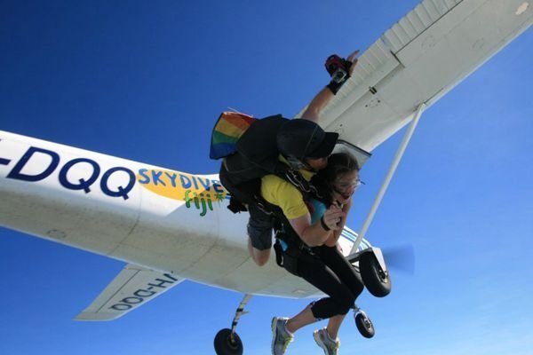 斐济维提岛8000英尺高空跳伞（含酒店接送）