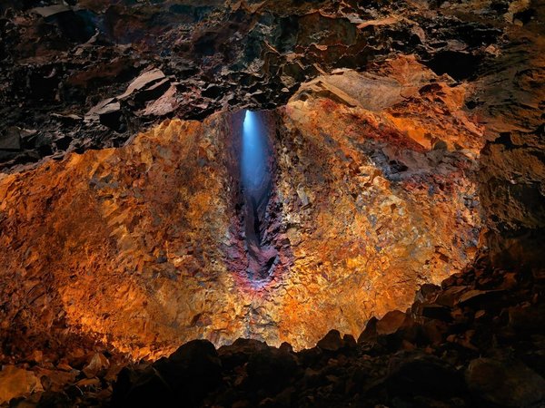 当地玩乐：（次年4月-次年7月）冰岛火山内部探险遨游旅行团一日游