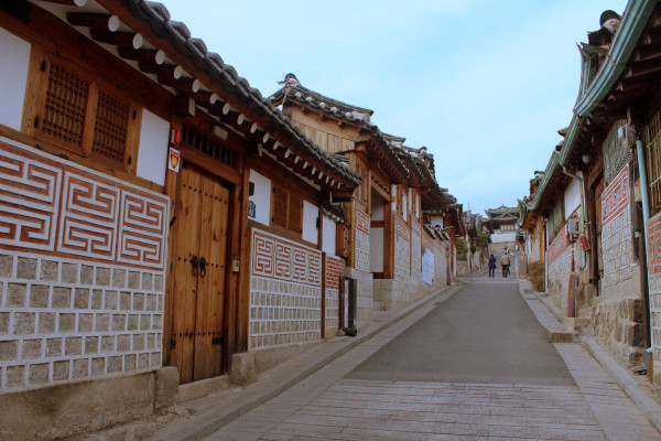 错峰出行:西安-首尔 7天往返含税机票 1880元_