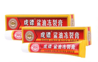 虎镖 冻疮膏脚后跟和脚掌的硬皮,死皮是最易干燥,干裂的部位,夏季影响